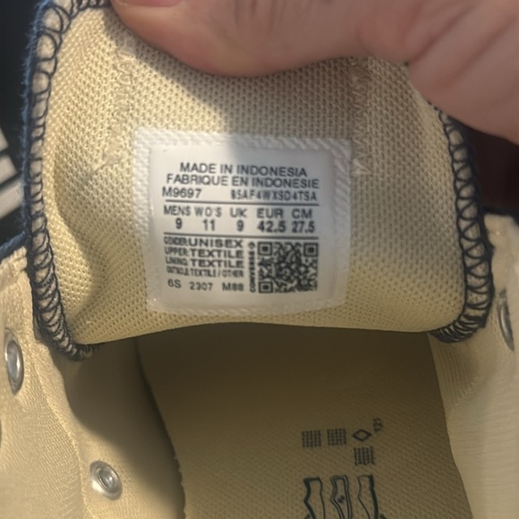 ❇️NWT❇️ Navy Converse Sneakers - Picture 5 of 6